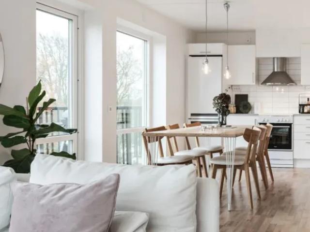 Ljus 2 rok högst upp i huset med stor hörnbalkong 64 m² 11 315 kr