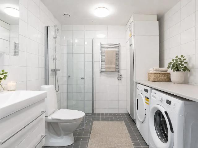 Ljus 4 rok i två plan med uteplats och takterrass 94 m² 14 892 kr