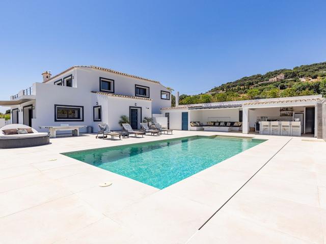 Lo primero que llama la atención aquí es el espacio. La vivi. 455m² Casares