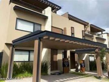 Lomas del Campanario Norte, VENTA. Casa de 3 niveles con 4 recamaras