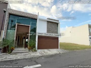 Lomas Diamante: 215m² Construcción, Alberca, 4 Estacionamientos y 3 Recámaras con Climas