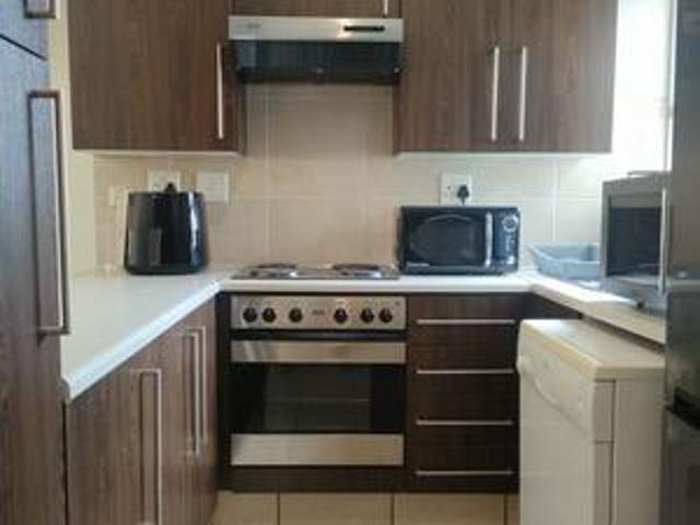 lonehill flat with fibre and private.