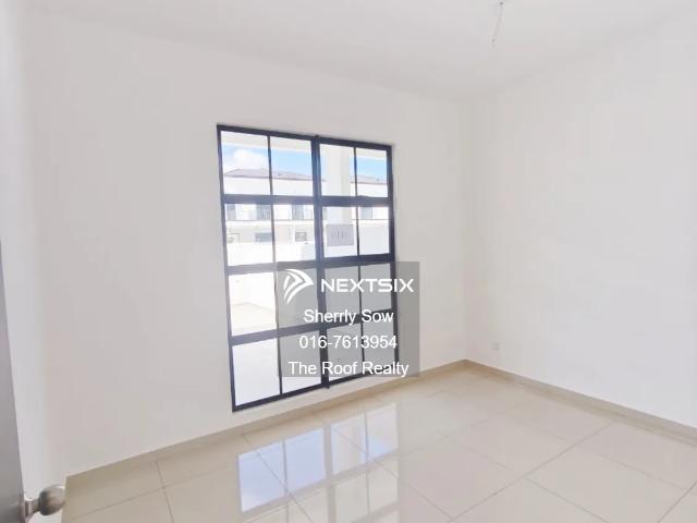 Long drive way the hills 3 storey cluster house for sale, unit in good condition. View to offer