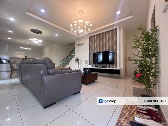 Long driveway with fully renovated condition