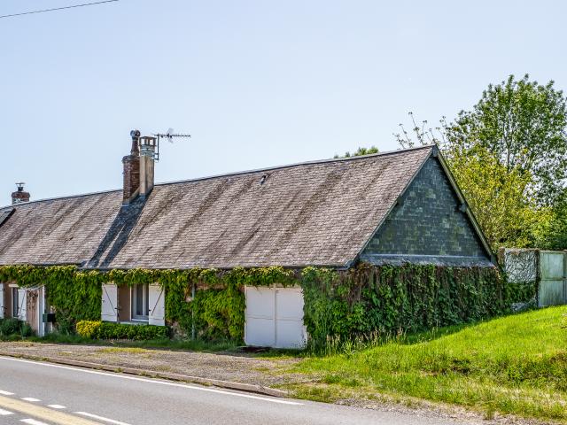 LONGERE AUTHENTIQUE ET RENOVEE TROIS CHAMBRES POSSIBILITE QUATRE VIEUVICQ
