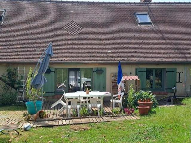 LONGERE avec cuisine équipée, 3 chambres