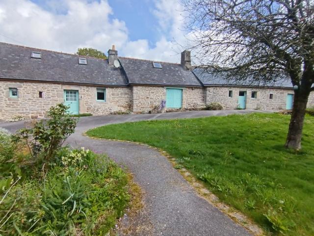 LONGERE AVEC DEUXIEME HABITATION ET GRAND TERRAIN