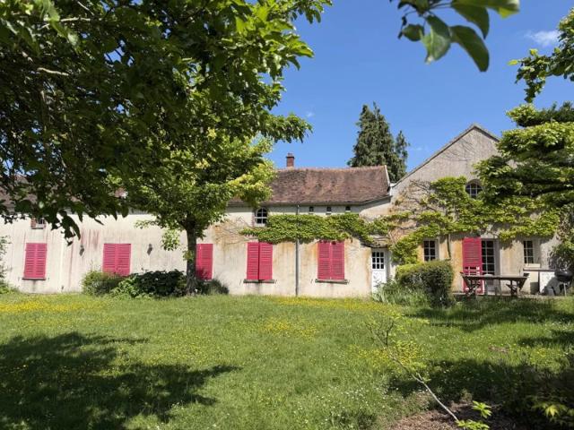 Longère avec piscine chauffée, grange et vaste terrain à Chevry en Sereine
