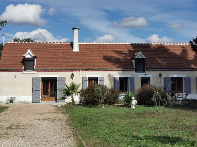 LONGERE AVEC PISCINE SUR 4.8HA