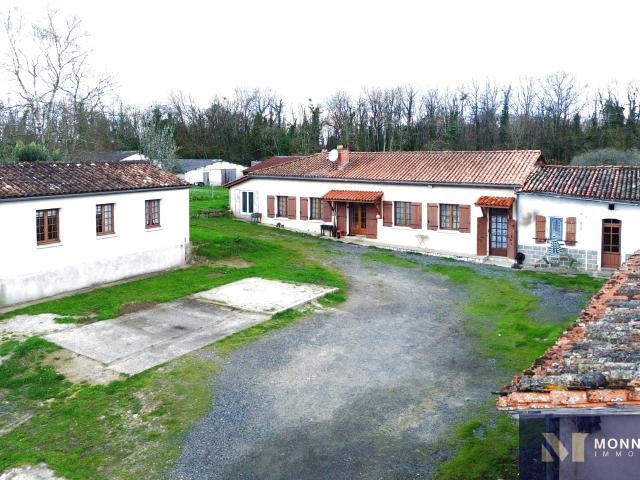LONGERE CHARENTAISE AVEC DEPENDANCES ET STUDIO INDEPENDANT