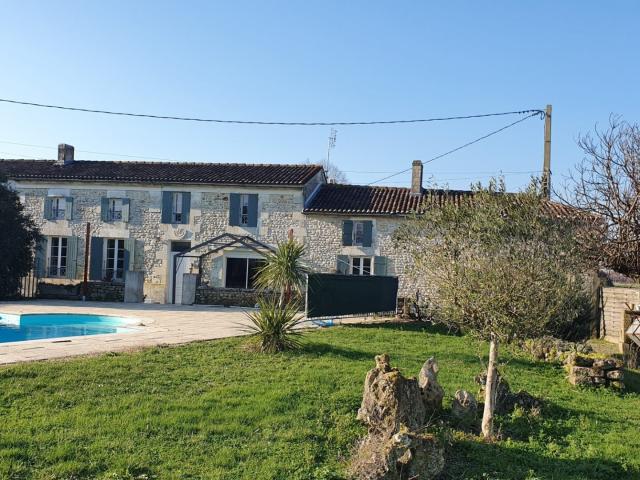 Longère Charentaise avec piscine