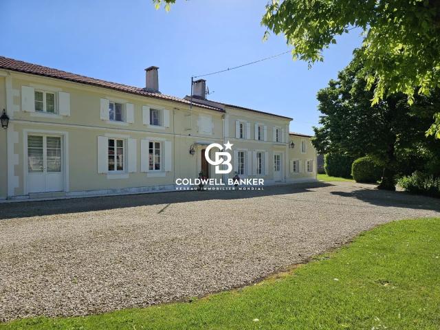 Longère Charentaise du XIXᵉ avec Piscine et Gîte 10 min de. 340m² Migron