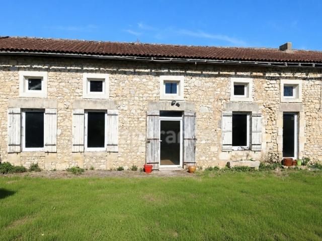 Longère charentaise de caractère avec dépendances et fort potentiel Saint Palais de Négrignac 17