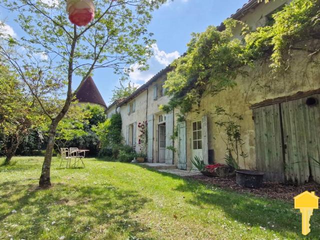 Longère charentaise de 190 m2, 4ch, moulin aménagé de 50 m2, Saint Fort sur Gironde