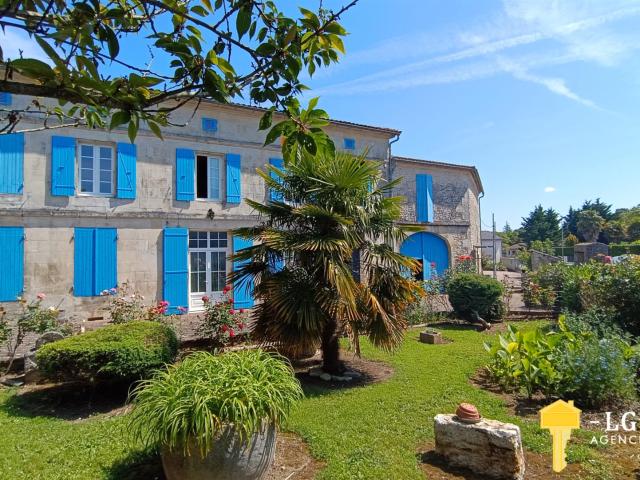 Longère charentaise divisée en deux logements 92m2 et 170 m2. 260m² Saint Genis de Saintonge