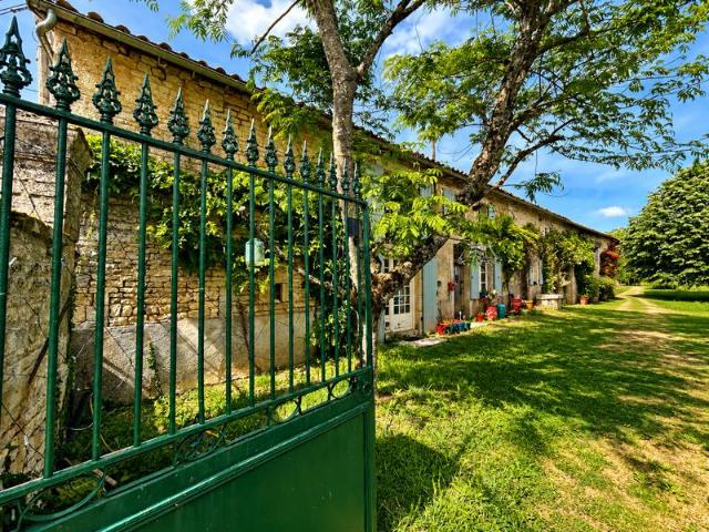 Longère de caractère avec dépendances, four à pain et jardin