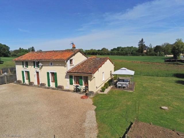 Longère de Charme XIX? Avec Piscine Chauffée et 4 Chambres 166m² Sauzé Vaussais