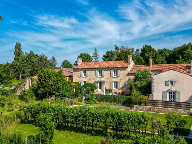 Longère de charme avec deux gîtes et espace bien être