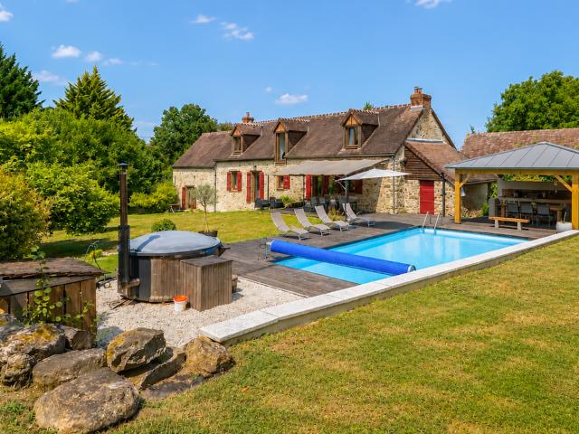 Longère de charme avec piscine et grand jardin Paisible, à 30 min du Mans Challes