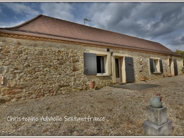 Longère de plain pied rénovée, 3 chambres, dépendances en pierre