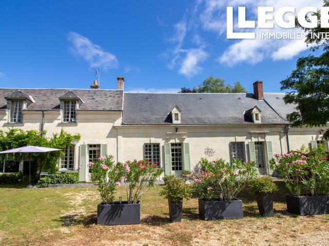 Longère de vignerons du XVIIIe siècle avec 7 chambres et 5 salles d'eaux, située dans un parc clos à Restigné