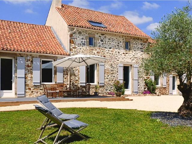 Longère de 240 m2 avec 8 Hectares