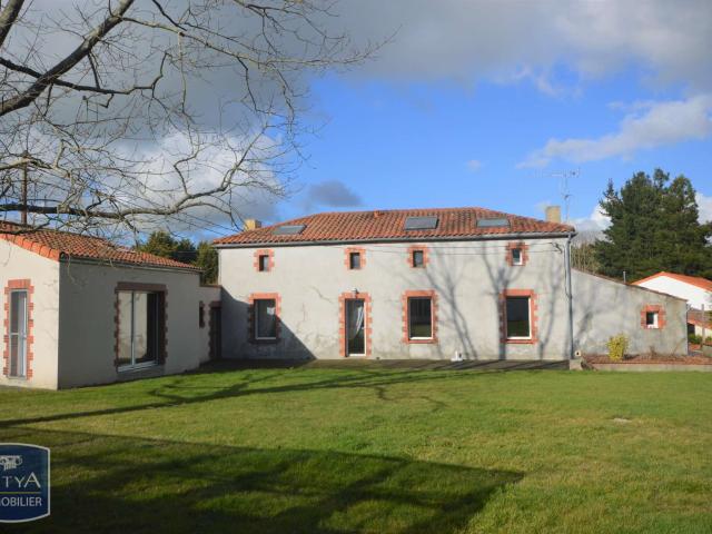 Longère et corps de ferme 7 pièces Cholet 49