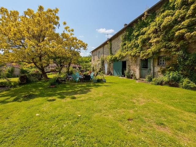 Longère en pierre avec beau terrain paysagé 193m² Saint Amand le Petit