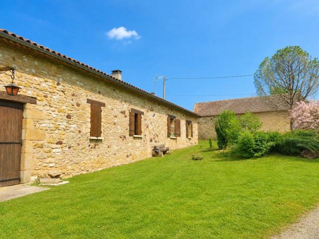 Longère en pierre avec 3 chambres Dépendances 2.76 hectares proche de MONFLANQUIN Lot et Garonne