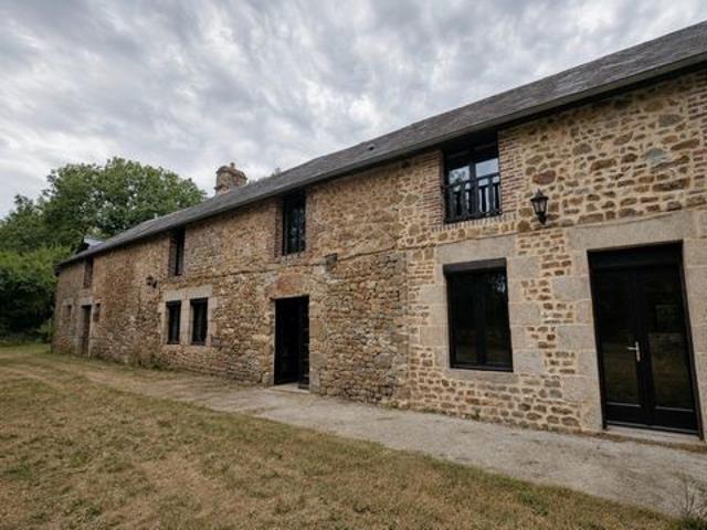 Longère en pierre, dépendances et 2,6 hectares