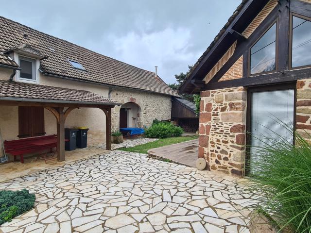 Longère en pierre et dépendance