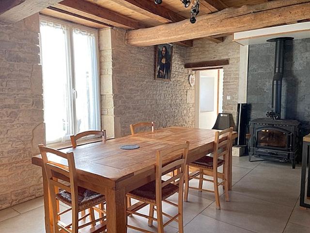Longère en pierre rénovée 193 m2 5 chambres Terrain 3460 m2 clos avec étang