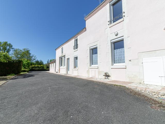LONGERE RENOVEE AVEC VIE DE PLAIN PIED