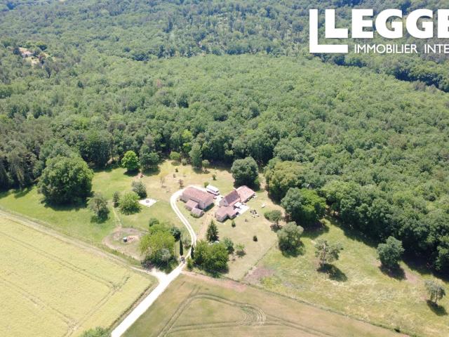 Longère rénovée avec dépendance et piscine en pleine campagne proche Périgueux
