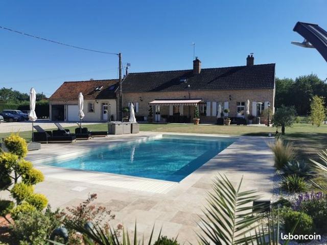 Longère rénovée avec maison d’amis, spa et piscine en Sologne