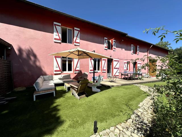 Longère entièrement rénovée avec yourts et terrain de 26 400. 195m² Laprugne