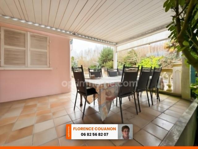 LONGVILLIERS 78 Maison d'Architecte de 240 m² à vendre 7 pièces. 3 chambres et jardin 1677 M² clos