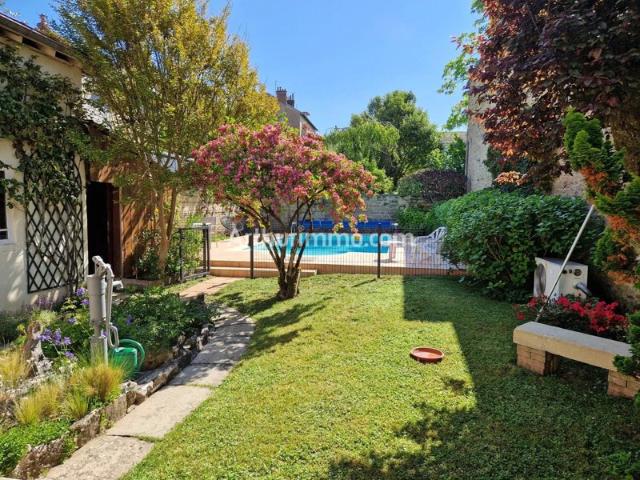LONS LE SAUNIER Centre ville 39 JURA, à vendre maison 168 m² avec piscine et jardin