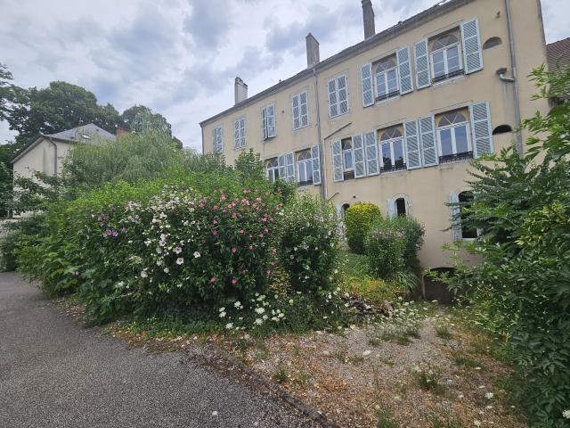 LONS LE SAUNIER Grand appartement de type F2 au rez de chaussée