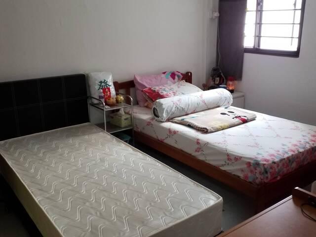 Looking for Chinese male only. Near to Bedok North/Bedok MRT. Coffeeshops & supermarkets