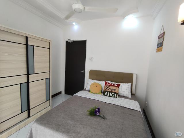 Looking for Female Tenant! Middle Room with Balcony at Sri York Condo, Penang