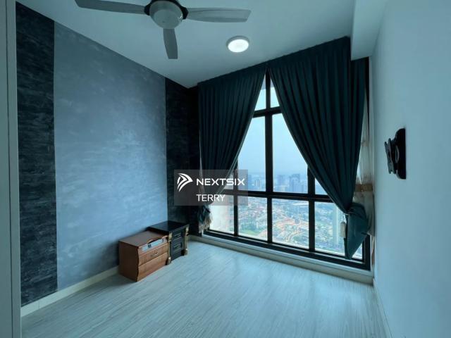 Looking for prime land in a strategic location? This listing offers excellent potential for various commercial use! 想寻找地理位置优越的优质地皮？本地块非常适合各类商业用途！