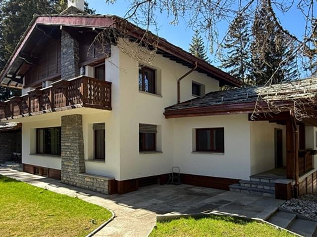 LOC 207 – VERGOLDETES HOLZCHALET