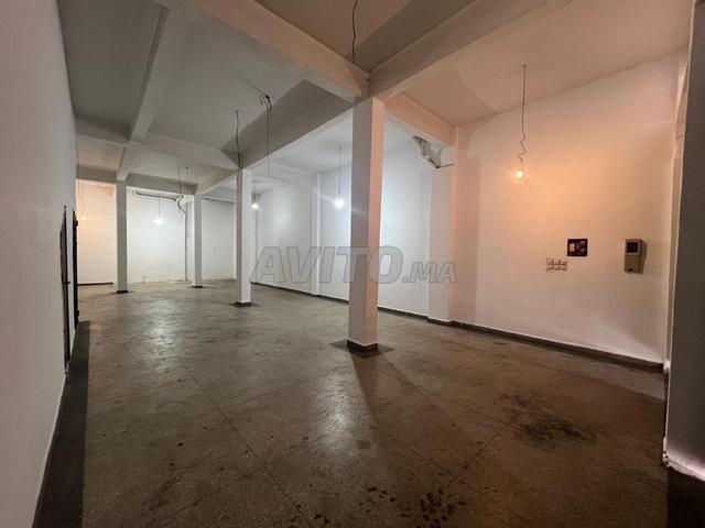 Plateau 230m2 usage dépôt à Calif