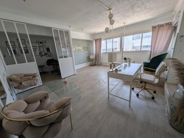 Local 34m² 1er étage ascenseur Playes