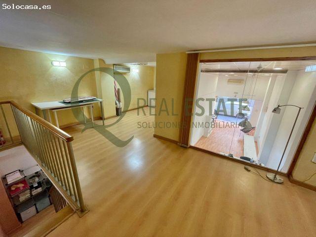 Local tipo Loft en Alicante con doble altura y altillo acristalado de diseño