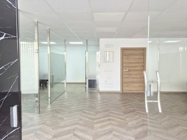 LOCAL TOTALMENTE REFORMADO CON TERRAZA EN EL CENTRO DE FUENGIROLA