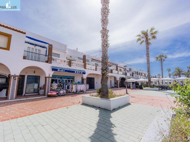Local único en primera línea de playa con vistas al mar, vivienda y derecho al uso de la piscina