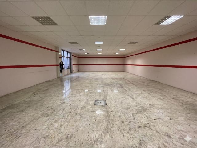 LOCAL zona comercial de 100 m2 con posibilidad de hacer viviendas y comprar hasta 460m2