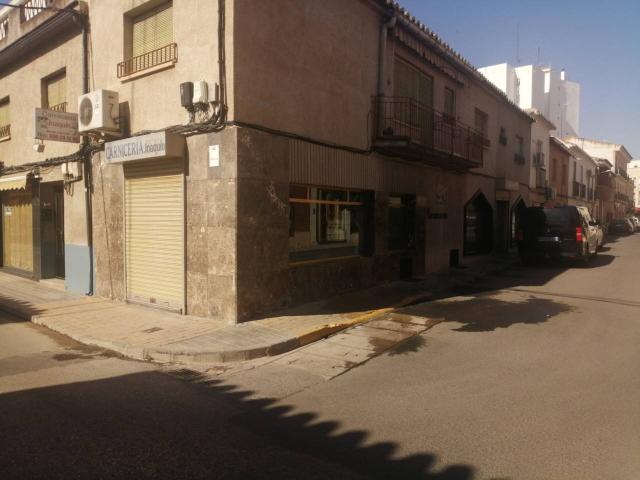 Local a nivel de calle con sotano adaptado en zona comercial